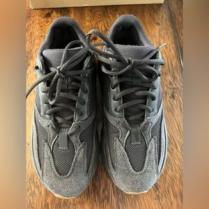 Yeezy 700 utility black